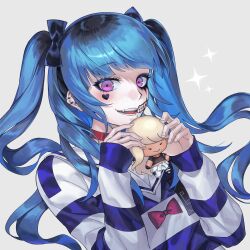  1girl absurdres amemiya_darumi black_bow black_hair black_shirt blonde_hair blue_hair bow character_doll chinese_commentary choker commentary_request crop_top doll eyelashes facial_mark grey_background grin hair_bow heart heart_facial_mark highres holding holding_stuffed_toy kawana_tsubasa long_hair looking_at_viewer makeup multicolored_hair open_mouth pink_eyes red_bow red_choker richost roots_(hair) runny_makeup sailor_collar shirt simple_background smile solo sparkle striped_clothes striped_shirt stuffed_toy the_hundred_line_-last_defense_academy- twintails upper_body white_sailor_collar 