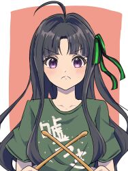 1girl ahoge awa_subaru black_hair black_ribbon border closed_mouth commentary drumsticks girls_band_cry green_shirt green_t-shirt hair_ribbon highres holding holding_drumsticks long_hair outside_border parted_bangs ribbon salted_butter_m shikai_no_sumi_kuchiru_oto shirt short_sleeves sidelocks solo upper_body violet_eyes white_border