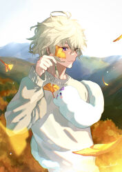  1boy absurdres ahoge alternate_costume animal_on_head artist_name commentary_request ginkgo_leaf hair_over_one_eye highres holding holding_leaf leaf long_sleeves looking_at_viewer male_focus matochi_(fa) mountainous_horizon murakumo_kagetsu nijisanji on_head outdoors shirt smile solo upper_body violet_eyes virtual_youtuber watakumo_(murakumo_kagetsu) white_hair white_shirt 
