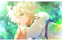  1boy absurdres bead_necklace beads black_shirt commentary_request earrings finger_to_mouth fur_collar green_eyes hanafuda_earrings highres japanese_clothes jewelry kariginu letterboxed long_sleeves looking_at_viewer male_focus matochi_(fa) murakumo_kagetsu murakumo_kagetsu_(1st_costume) necklace nijisanji outdoors parted_lips shirt short_hair solo undershirt upper_body virtual_youtuber white_hair white_shirt 