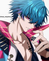  1boy blue_hair blurry blurry_foreground brant_(wuthering_waves) closed_mouth collarbone commentary earrings grey_background hand_up highres jewelry looking_at_viewer male_focus multicolored_hair pink_eyes sae_naiyatsu short_hair simple_background solo streaked_hair tacet_mark_(wuthering_waves) twitter_username upper_body wuthering_waves 