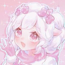  1girl animal_ears aqua_outline artist_name back_bow blue_outline bow chinese_commentary commentary_request curly_hair dot_nose eyelashes fang fur-trimmed_gloves fur_trim gloves goat_ears goat_horns gradient_outline hair_bow happy horns lanlan_zhi_jiabing light_blush light_particles medium_hair nikki_(series) open_mouth outline pink_background pink_bow pink_eyes pink_gloves pink_horns pink_scarf pink_snowprint_(shining_nikki) polka_dot polka_dot_bow puffy_short_sleeves puffy_sleeves scarf shining_nikki shirt short_sleeves simple_background skin_fang small_horns smile solo sparkle striped_horns tareme upper_body wavy_hair white_hair white_shirt xiyangyang_yu_huitailang 
