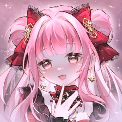  1girl black_choker blunt_bangs bow brown_eyes chinese_commentary choker commentary_request diamond_facial_mark dot_nose double_bun dress earrings eyelashes facial_mark facial_tattoo fangs frilled_choker frilled_dress frills hair_bow hair_bun hair_intakes hair_ornament happy hexagram highres infinity_nikki jewelry lace-trimmed_bow lace-trimmed_dress lace_trim lanlan_zhi_jiabing light_blush light_particles lipstick long_hair long_sidelocks looking_at_viewer makeup nikki_(series) open_mouth outline pink_background pink_hair pink_lips red_bow red_dress sidelocks skin_fangs smile solo sparkle sparkling_eyes star_(symbol) star_earrings star_hair_ornament tattoo threads_of_reunion_(infinity_nikki) upper_body wavy_hair white_outline 