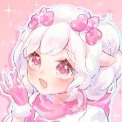  1girl animal_ears aqua_outline artist_name back_bow blue_outline bow chinese_commentary commentary_request curly_hair dot_nose eyelashes fang fur-trimmed_gloves fur_trim gloves goat_ears goat_horns gradient_outline hair_bow happy horns lanlan_zhi_jiabing light_blush light_particles medium_hair nikki_(series) open_mouth outline pink_background pink_bow pink_eyes pink_gloves pink_horns pink_scarf pink_snowprint_(shining_nikki) polka_dot polka_dot_bow puffy_short_sleeves puffy_sleeves scarf shining_nikki shirt short_sleeves simple_background skin_fang small_horns smile solo sparkle striped_horns tareme upper_body wavy_hair white_hair white_shirt xiyangyang_yu_huitailang 