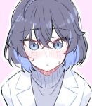  1girl black_hair blue_eyes blue_hair blush closed_mouth commentary_request fu_hua grey_sweater hair_between_eyes highres honkai_(series) honkai_impact_3rd jacket korean_commentary looking_at_viewer multicolored_hair nose_blush outline pink_background simple_background solo sweat sweater turtleneck turtleneck_sweater two-tone_hair upper_body velcozz white_jacket white_outline 
