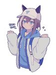  1girl alternate_costume animal_ears bag baseball_cap blue_eyes blush breasts brown_hair cheval_grand_(umamusume) clenched_hands collarbone commentary_request ear_covers fluffy hair_between_eyes hat highres horse_ears jacket looking_at_viewer medium_breasts medium_hair multicolored_hair rjsn simple_background solo sparkle streaked_hair umamusume white_background white_hair white_headwear 