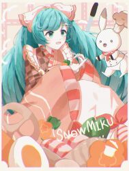  1girl absurdres blue_eyes blue_hair border brown_kimono character_name chef_hat commentary egg_(food) food hair_ribbon hat hatsune_miku highres japanese_clothes kimono kuten_1111 long_hair pink_background rabbit_yukine ribbon symbol-only_commentary twintails vocaloid white_border white_ribbon yuki_miku 