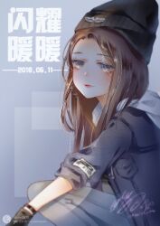  1girl absurdres arm_on_knee beanie black_gloves black_hat blue_jacket bracelet brown_hair closed_mouth commentary_request copyright_name cross cross_earrings dated dress_pants earrings eyelashes eyes_visible_through_hair gloves grey_background grey_eyes grey_pants hair_over_shoulder hat highres hood hood_down hoodie jacket jewelry knee_up light_blush lipstick lofter_logo long_hair long_sleeves looking_at_viewer makeup muriel_miaoke nikki_(series) pants pink_lips puffy_long_sleeves puffy_sleeves shining_nikki signature sleeves_rolled_up studded_bracelet stylist_(nikki) white_hoodie 