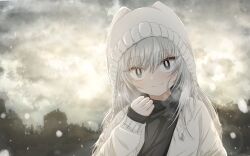  1girl absurdres beanie black_shirt clouds cloudy_sky commentary grey_eyes grey_hair hair_between_eyes hat hat_with_ears highres jacket kimi_no_koto_ga_dai_dai_dai_dai_daisuki_na_100-nin_no_kanojo kusanochika lens_flare long_hair long_sleeves looking_at_viewer mishiro_kogoe outdoors sanpaku shirt sky sleeves_past_wrists smile snowing solo white_hat white_jacket winter_clothes 