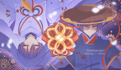  2boys arms_at_sides artist_name black_sleeves blood blood_splatter blunt_ends brown_hat choppy_bangs closed_eyes clothing_cutout dated dual_persona empty_eyes eyelashes eyeliner facing_viewer falling_petals feathers genshin_impact glowing glowing_petals gold handari hat highres ichimegasa japanese_clothes kariginu kimono kuronushi_(genshin_impact) layered_sleeves long_sleeves looking_at_viewer makeup multiple_boys no_mouth petals pom_pom_(clothes) purple_hair purple_kimono purple_sleeves purple_veil red_eyeliner red_kimono red_sleeves scaramouche_(genshin_impact) scaramouche_(kabukimono)_(genshin_impact) shaded_face shoulder_cutout string tsurime veil violet_eyes white_petals white_sleeves yellow_feathers 