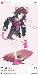  1girl black_hairband black_shirt chinese_text commentary detached_sleeves drawn_ears drawn_tail drawn_whiskers ebizuka_tomo fake_screenshot fang girls_band_cry grey_hair grey_skirt hairband highres instrument keyboard_(instrument) kiraing_poi long_sleeves mixed-language_text open_mouth partially_translated pink_shoes plaid_clothes plaid_skirt pleated_skirt red_eyes shirt shoes short_hair skirt socks solo translation_request untranslatable_commentary white_socks 