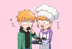  2boys :d animification antenna_hair apron black_eyes black_hoodie chef_hat chinese_commentary chinese_text commentary_request drawstring dual_persona eddsworld food green_jacket hat highres holding holding_food hood hood_down hoodie jacket long_sleeves male_focus matt_(eddsworld) muffin multiple_boys open_clothes open_jacket open_mouth orange_hair oven_mitts piao-water pink_background prototype_design purple_hoodie short_hair simple_background smile sparkling_eyes translation_request upper_body white_apron 