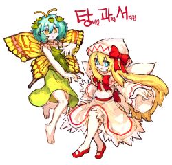 2girls antennae aqua_hair barefoot blonde_hair blue_eyes bow bowtie butterfly_wings capelet commentary dress eternity_larva fairy fairy_wings full_body green_dress hat hat_bow highres insect_wings korean_commentary korean_text leaf leaf_on_head lily_white long_hair long_sleeves looking_at_viewer multiple_girls open_mouth rampa93 red_bow red_bowtie simple_background smile toes touhou translation_request very_long_hair white_background white_capelet white_dress white_hat wide_sleeves wings yellow_eyes 
