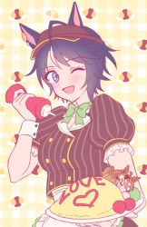  2girls ahoge animal_ears apron black_hair blue_eyes blush bow braid breasts brown_hair brown_shirt brown_skirt closed_eyes coco's food fuji_kiseki_(umamusume) green_bow hair_between_eyes hair_ornament hairclip half_up_braid highres holding holding_plate horse_ears horse_girl jungle_pocket_(umamusume) ketchup ketchup_bottle looking_at_viewer medium_hair multicolored_hair multiple_girls notched_ear omelet omurice one_eye_closed open_mouth plate shirt short_hair skirt smile umamusume visor_cap waist_apron white_apron white_hair wrist_cuffs youngyangtang 