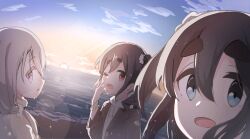  3girls alt_text amamiya_satsuki_(mono) black_hair blue_eyes blue_sky clouds commentary_request grey_hair hair_between_eyes highres horizon kiriyama_an looking_at_viewer mono_(afro) multiple_girls ocean one_eye_closed open_mouth outdoors red_eyes shikishima_sakurako sky smile sunrise thick_eyebrows yawning yumojtm 