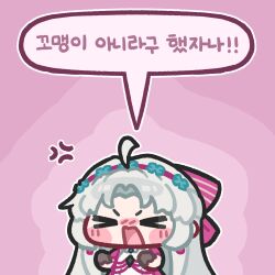  >_< 1girl ahoge anger_vein blush_stickers bow brown_gloves carlotta_(wuthering_waves) chibi chibi_only closed_eyes commentary_request dress gloves grey_hair hair_bow hairband hands_up korean_commentary korean_text long_hair monyami open_mouth outline parted_bangs pink_background pink_bow pink_dress pink_hairband short_sleeves solo speech_bubble translation_request upper_body white_outline wuthering_waves 