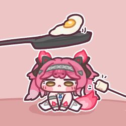  1girl :< black_bow blush_stickers boots bow chibi chibi_only closed_mouth commentary_request egg_(food) food frying_pan full_body grey_hairband hair_bow hairband korean_commentary long_hair lupa_(wuthering_waves) marshmallow monyami outline pink_background pink_hair shirt simple_background sitting solo white_boots white_outline white_shirt wuthering_waves 