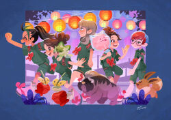  2boys 3girls :3 ^_^ arven_(pokemon) black_eyes black_hair blue_eyes blue_hair blush bow brown_eyes candy_apple character-themed_food closed_eyes closed_mouth commentary_request cotton_candy dipplin eevee eyelashes fangs festival_jinbei florian_(pokemon) food glasses green_hair green_shirt green_shorts hanging_lantern highres holding holding_cotton_candy holding_food juliana_(pokemon) lantern leaf long_hair mabosstiff multicolored_hair multiple_boys multiple_girls naco_oekaki nemona_(pokemon) night official_alternate_hairstyle on_shoulder open_mouth outdoors outstretched_arm paper_lantern penny_(pokemon) pokemon pokemon_(creature) pokemon_on_shoulder pokemon_sv red_bow red_hair round_eyewear sandals shirt short_hair short_sleeves shorts signature smile sprigatito swirlix teeth topknot two-tone_hair upper_teeth_only 