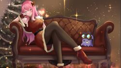 1girl aivy_lovencraft blush christmas christmas_tree couch craftito esteban_(estebaneishon) fanart goggles goggles_on_head green_eyes highres indie_virtual_youtuber long_hair monocle pink_hair thigh-highs virtual_youtuber vtuber vtuberfanart