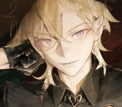  1boy aventurine_(honkai:_star_rail) black_gloves black_shirt blonde_hair closed_mouth collared_shirt gloves head_rest honkai:_star_rail honkai_(series) lirisy looking_at_viewer male_focus multicolored_eyes parted_hair shirt smile solo unfinished wing_collar 