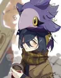  1boy alternate_color alternate_costume black_hair blush brown_jacket brown_scarf commentary_request crossed_bangs cup hair_between_eyes hairband highres holding holding_cup jacket kieran_(pokemon) long_sleeves male_focus multicolored_hair on_head pokemon pokemon_(creature) pokemon_on_head pokemon_sv purple_hair scarf shiny_pokemon sobamisosyou sparkle spritzee sweat upper_body yellow_eyes yellow_hairband 