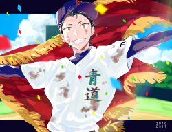  1boy ace_of_diamond baseball_cap cape commentary_request confetti dated dirty dirty_clothes dirty_face grin hat highres hinota kuramochi_youichi layered_sleeves letterboxed long_sleeves looking_at_viewer male_focus outside_border outstretched_arms red_cape shirt short_over_long_sleeves short_sleeves smile solo upper_body white_shirt yellow_eyes 