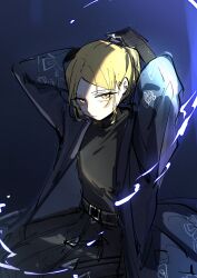  1boy absurdres arms_up belt belt_buckle black_background black_belt black_gloves black_hakama black_haori black_pants black_shirt buckle closed_mouth elbow_gloves expressionless fingerless_gloves gloves hakama hakama_pants haori highres japanese_clothes limbus_company limgumon looking_at_viewer male_focus pants parted_bangs pinky_(identity)_(project_moon) pleated_pants project_moon shirt sidelighting sinclair_(project_moon) sitting solo tsurime tying_hair undershirt yellow_eyes 