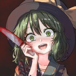  1girl black_hat blood blood_on_knife blush breath chinese_commentary collarbone collared_shirt commentary_request green_eyes green_hair hat highres holding holding_knife knife komeiji_koishi looking_at_viewer open_mouth portrait red_background shirt smile solo teeth touhou upper_teeth_only yandere yellow_shirt zhu_feng_caly 
