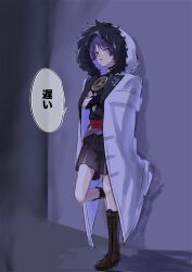  1boy against_wall armor black_bodysuit black_shorts blunt_ends bodysuit boots brown_boots coat coat_on_shoulders crossed_arms eyeliner fatui_coat full_body fur-trimmed_coat fur-trimmed_hood fur_trim genshin_impact gold highres hood hood_up hooded_coat japanese_armor jewelry knee_boots kote kurokote lace-up_boots lapels layered_shorts looking_at_viewer makeup male_focus mitsudomoe_(shape) neck_ring o-ring open_mouth purinigax purple_hair purple_sash purple_shorts red_eyeliner red_sash sash scaramouche_(genshin_impact) shadow shorts solo speech_bubble standing standing_on_one_leg tomoe_(symbol) translation_request tsurime turtleneck turtleneck_bodysuit violet_eyes white_coat white_hood wispy_bangs 