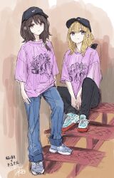  2girls alternate_costume black_pants blonde_hair blue_hat blue_pants blue_shoes bow brown_hair casual closed_mouth clothing_request commentary denim grey_hat hair_between_eyes hair_bow hat highres jeans kashiwada_kiiho long_hair looking_at_viewer maribel_hearn medium_hair multiple_girls pants pink_shirt red_eyes shirt shoes signature sitting sitting_on_stairs smile stairs standing touhou translation_request untranslatable_commentary usami_renko violet_eyes white_bow 