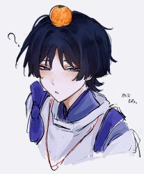  1boy 316_yogurt ? black_hair blue_eyes blue_kimono blunt_ends bow bright_pupils choppy_bangs clothing_cutout cropped_torso eyeliner food fruit genshin_impact hair_intakes japanese_clothes kariginu kimono layered_sleeves light_blush looking_at_viewer makeup male_focus mandarin_orange open_mouth portrait purple_bow purple_sash purple_sleeves red_eyeliner sash scaramouche_(genshin_impact) scaramouche_(kabukimono)_(genshin_impact) shoulder_cutout solo string tasuki translation_request tsurime white_mouth white_pupils white_sleeves 