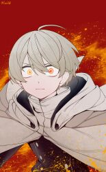  1boy absurdres ahoge artist_name bags_under_eyes black_robe blonde_hair buttons capelet closed_mouth double-breasted exorcist_wo_otosenai father-kun_(exorcist_wo_otosenai) flat_color hair_between_eyes highres hood hooded_capelet looking_at_viewer orange_eyes red_background robe short_hair shuanghu-miku slit_pupils solo upper_body yellow_eyes 