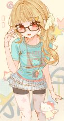  1girl absurdres adjusting_eyewear animal_print aqua_shirt bike_shorts bike_shorts_under_skirt black-framed_eyewear black_shorts blonde_hair blue_shirt blunt_bangs blush bracelet breasts brown-framed_eyewear cat_print choppy_bangs cliil_(artist) clothes_writing commentary fang frilled_skirt frills glasses hair_ornament hair_scrunchie hairclip hello_kitty hello_kitty_(character) highres id_card jewelry jingburger korean_commentary lanyard layered_skirt leaning_forward long_hair looking_at_viewer medium_breasts miniskirt nail_polish open_mouth pantyhose plaid_clothes plaid_skirt pleated_skirt print_shirt print_skirt rectangular_eyewear red_eyes sanrio scrunchie shirt short_sleeves shorts shorts_under_skirt side_ponytail sidelocks skirt smile solo standing star_(symbol) star_print t-shirt virtual_youtuber waktaverse white_scrunchie white_skirt yellow_background 
