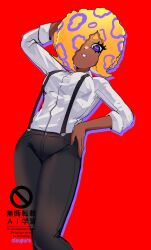  1girl arm_behind_head black_pants breasts cephalopod_eyes dark-skinned_female dark_skin drop_shadow feet_out_of_frame long_sleeves looking_at_viewer medium_breasts norishiitsu octoling orange_hair pants parted_lips patterned_hair red_background shirt shirt_tucked_in simple_background solo splatoon_(series) splatoon_3 suspenders tao_blu_(splatoon) tentacle_hair violet_eyes white_shirt 