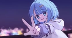  1girl absurdres arahashi_tabi black_sky blue_eyes blue_hair blurry blurry_background coat commentary_request depth_of_field electromocha from_side hair_ornament hairclip highres hood hood_down hooded_coat korean_commentary long_hair looking_at_viewer looking_to_the_side night open_mouth outdoors outstretched_arm parallel_hairclips parted_bangs sky smile solo stellive turning_head upper_body virtual_youtuber w white_coat 