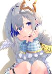  1girl amane_kanata amane_kanata_(1st_costume) amaner angel angel_wings armband asymmetrical_sidelocks blue_eyes blue_hair blunt_bangs bob_cut clenched_hands closed_mouth colored_inner_hair commentary dot_nose feathered_wings frilled_sleeves frills grey_hair hair_intakes head_rest highres hololive knees_up long_sleeves looking_at_viewer multicolored_hair parted_bangs puffy_long_sleeves puffy_sleeves sailor_collar shirt short_hair simple_background smile two-tone_hair upper_body virtual_youtuber white_background white_sailor_collar white_shirt white_wings wings yellow_armband 
