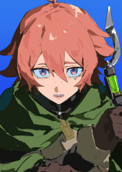  1boy 333takoyaki absurdres blue_background cape commentary_request highres holding holding_weapon looking_at_viewer luzulas_dotta male_focus multicolored_eyes open_mouth pink_hair short_hair solo weapon yuushakei_ni_shosu 