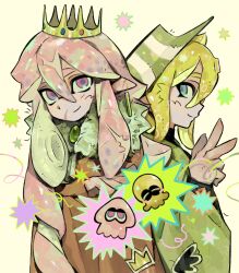  2boys alternate_species androgynous animification blonde_hair blue_eyes bucket_hat cape chinese_commentary commentary_request crown dream_smp earrings fur-trimmed_cape fur_trim gold_crown green_kimono hair_between_eyes hat highres inkling inkling_(swim_form) japanese_clothes jeweled_crown jewelry kimono looking_at_viewer male_focus mangle342 medium_hair minecraft_youtube multiple_boys octoling octoling_(swim_form) parody ph1lza pink_eyes pink_hair pointed_crown pointy_ears single_earring splatoon_(series) striped_hat technoblade upper_body w 