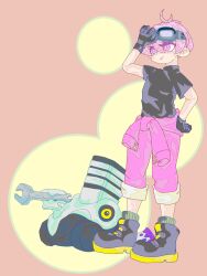 1boy alternate_costume antenna_hair black_gloves black_shirt bright_pupils closed_mouth clothes_around_waist commentary_request eyelashes full_body gloves goggles goggles_on_head grey_shoes grey_socks hair_between_eyes hand_on_own_hip highres holding holding_wrench male_focus mechanic mouth_hold ortega_(pokemon) pants pink_background pink_eyes pink_hair pink_pants pokemon pokemon_(creature) pokemon_sv shirt shoes short_hair short_sleeves socks standing varoom white_pupils wrench yu_zu_pkmn 