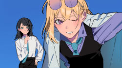  2girls bang_dream! bang_dream!_it's_mygo!!!!! black_hair black_vest blonde_hair blue_background blue_necktie commentary_request eyewear_on_head hand_on_own_hip highres jacket jacket_on_shoulders medium_hair misumi_uika multiple_girls nanami_(nunnun_0410) necktie one_eye_closed open_mouth parody_request purple_shirt shirt simple_background vest violet_eyes white_shirt yahata_umiri 