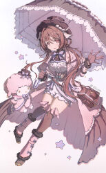  1girl absurdres animal_ears arknights black_hat bow bowtie braid brown_gloves brown_hair brown_thighhighs chinese_commentary coat commentary_request creature dress eyjafjalla_(arknights) eyjafjalla_(fluffy_little_witch)_(arknights) full_body gloves gradient_background hair_ornament hairclip hat heart highres holding holding_umbrella horns light_blush light_particles long_hair long_sleeves looking_at_viewer official_alternate_costume open_clothes open_coat parasol pink_background pink_bow pink_bowtie pink_coat pink_eyes purple_bow purple_bowtie sheep_ears sheep_girl sheep_horns solo star_(symbol) thigh-highs umbrella waving white_background white_dress white_horns yanyan_blazee 
