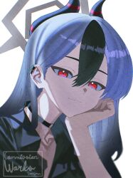  1girl black_hair black_shirt blue_archive choker colored_tips commission grey_halo halo head_on_hand horns kayoko_(blue_archive) long_hair looking_at_viewer multicolored_hair red_eyes shaded_face shi_draco shirt smile solo solo_focus white_background white_hair 