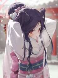  1girl absurdres adjusting_hair arms_behind_head black_hair blue_archive commentary fur-trimmed_kimono fur_trim fuuka_(blue_archive) fuuka_(new_year)_(blue_archive) gradient_clothes gradient_kimono hair_on_horn highres japanese_clothes kimono looking_at_viewer maka_sill mouth_hold obi pink_kimono red_eyes sash solo 