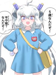  1girl bag blue_dress blush commentary_request dragon_ears dragon_girl dragon_horns dragon_tail dress extra_ears fur-tipped_tail hair_between_eyes highres horns kemono_friends kemono_friends_3 kindergarten_bag kindergarten_uniform long_hair long_sleeves looking_at_viewer mukouyama_mu multicolored_horns name_tag open_mouth purple_horns school_uniform shoulder_bag smile smock solo tail translated very_long_tail white_dragon_(kemono_friends) white_hair yellow_horns 