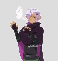  1boy absurdres artist_name belt black_shirt cloak closed_eyes closed_mouth commentary_request dark_elf dungeon_ni_deai_wo_motomeru_no_wa_machigatteiru_darou_ka elf fingerless_gloves frown gloves grey_background hair_over_one_eye hands_up hegni_ragnar highres male_focus odasi_k pointy_ears purple_belt shirt simple_background solo speech_bubble sweat twitter_username upper_body 
