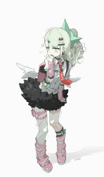  1girl absurdres angel_wings angels_of_delusion arm_warmers artist_name backpack bag blunt_bangs boots bow choker commentary_request dot_nose fake_wings full_body fur-trimmed_skirt fur_trim green_bow green_hair green_nails hair_ornament hairclip highres leg_warmers littee long_hair motion_lines nail_polish open_mouth pink_boots pink_eyes purple_bag shadow signature simple_background skirt solo standing striped_arm_warmers sunna_(zenless_zone_zero) trembling white_background white_wings wings zenless_zone_zero 