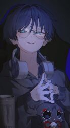  1boy alternate_costume animalization bespectacled black_background black_cat black_hair blue_eyes blunt_ends casual cat choppy_bangs commentary contemporary eyeliner fingernails genshin_impact glasses grey_hood grey_hoodie grey_sleeves hair_intakes hands_up headphones headphones_around_neck highres hood hood_down hoodie indoors long_sleeves makeup male_focus monster_energy parted_lips person_and_animalization red_eyeliner round_eyewear scaramouche_(cat)_(genshin_impact) scaramouche_(genshin_impact) skalamushu slit_pupils solo steepled_fingers tsurime untranslatable_commentary upper_body white-framed_eyewear white_mouth 
