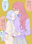  2girls blue_eyes blush commentary_request couple dated grey_hair gundam gundam_suisei_no_majo hand_on_another&#039;s_hip height_difference highres holding_hands interlocked_fingers long_hair long_sleeves miorine_rembran multiple_girls parted_lips pink_eyes purple_sweater redhead smile speech_bubble suletta_mercury sweater translation_request twitter_username yellow_background yellow_sweater yuri yuri_kyanon 