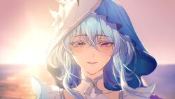  1girl blue_hair blue_veil blurry blurry_background colored_eyelashes commentary_request hair_between_eyes highres long_hair looking_at_viewer ocean orange_sky parted_lips portrait shorekeeper_(wuthering_waves) sky smile solo straight-on sunrise two-tone_veil veil violet_eyes white_veil wuthering_waves zassyoku_dd 