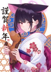  1girl absurdres animal_ears black_choker black_hair blue_archive cat_ears cat_girl choker closed_mouth colored_inner_animal_ears colored_inner_hair commentary_request halo happy_new_year highres holding holding_toy japanese_clothes kazusa_(blue_archive) kimono looking_at_viewer multicolored_hair new_year pink_hair pink_halo red_eyes short_hair smile solo toy toy_horse translated upper_body yata_mawari 